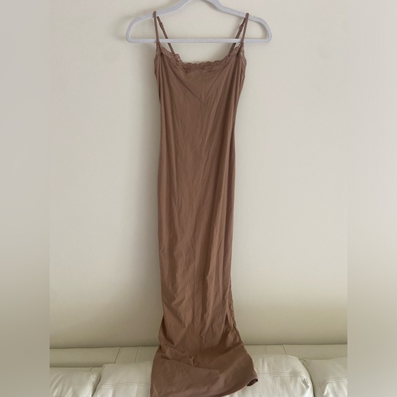 Skims Fits Everybody Lace Maxi Long Slip Dress Size Small Tan Cream - Picture 9 of 11